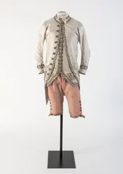 Herrenmantel aus cremefarbener Seidensatin mit Stickerei und rosa Seidenhosen, 1780er Jahre